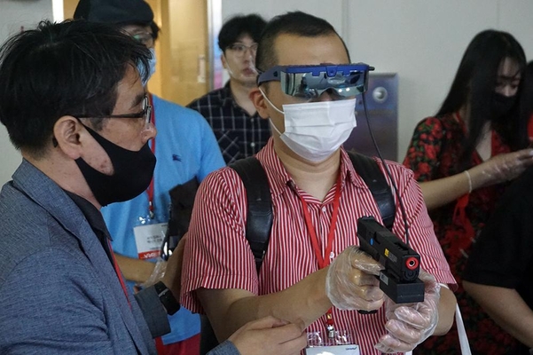 토종 AR 글래스 개발사 페네시아 부스에서 참관객이 AR 글래스를 체험하는 모습 / 최용석 기자