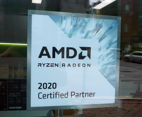 ‘라이젠 스토어’ 매장에 부착된 AMD 공식 파트너 인증 로고 / 최용석 기자