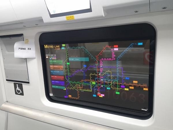 중국 심천 지하철에 설치된 LG디스플레이 55인치 투명 OLED에 표기된 지하철 노선도/ LG디스플레이