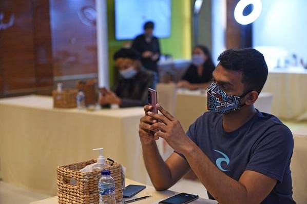 18일 인도네시아 자카르타에서 열린 갤럭시노트20 출시 행사에 참석한 현지 기자들이 제품을 체험하고 있는 모습/ 삼성전자