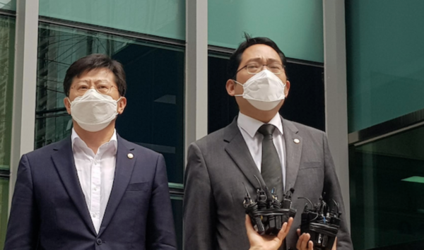  최대집 의협 회장(오른쪽)과 관계자가 8월 28일 서울지방경찰청 앞에서 기자회견을 열고 입장을 밝히고 있다. / IT조선 DB