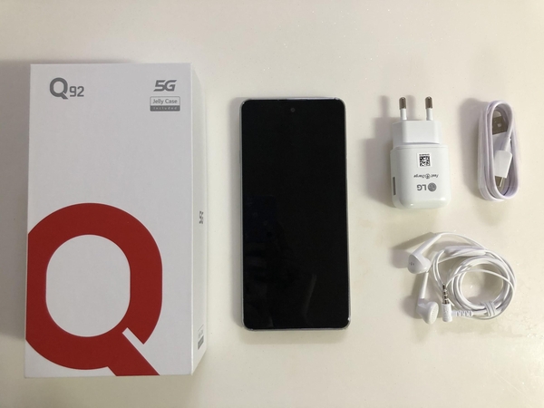 LG Q92 구성품에는 USB-C 충전기(충전 어댑터 포함)와 유선 이어폰이 포함돼 있다. / 김평화 기자