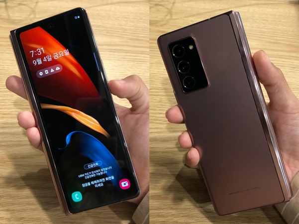 갤럭시Z폴드2를 접었을 때 커버 디스플레이와 후면 모습 / 김평화 기자
