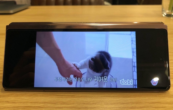 플렉스 모드를 활용해 ㅅ자 모양으로 유튜브를 실행하면 거치대 없이 안정적으로 영상 시청이 가능하다. / 김평화 기자