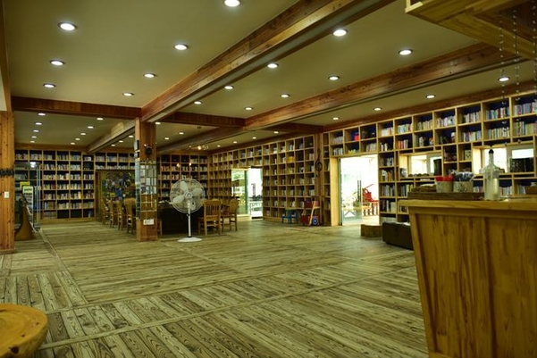 북카페 ‘비안’에 꾸며진 도서관