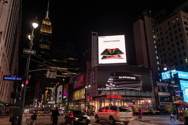 미국 뉴욕에 게재된 갤럭시Z폴드2 옥외 광고 / 삼성전자