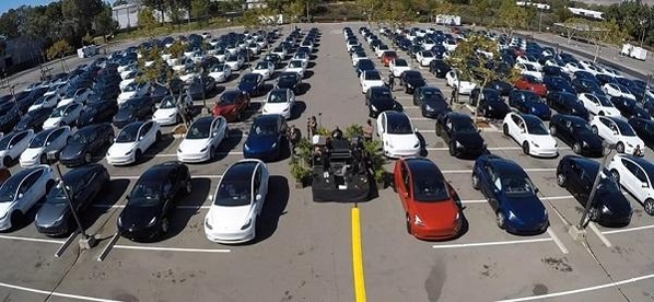 테슬라 주주들이 미국 실리콘밸리 프리몬트 공장 주차장에서 열린 배터리 데이에 차량을 이용해 참석한 모습/ 유튜브