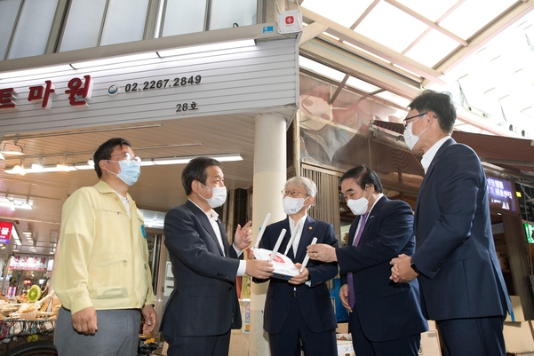 최기영 과학기술정보통신부 장관(가운데)이 24일 오전 서울 중구 신중부시장을 방문한 모습 / 과기정통부