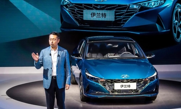 판징타오 베이징현대 판매부본부장이 2020 베이징 모터쇼에서 중국향 아반떼(엘란트라)와 중국 전용 기술브랜드 ‘H 스마트 플러스'를 발표하고 있는 모습 / 현대자동차