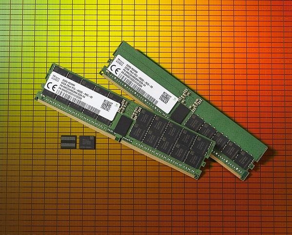 SK하이닉스가 세계최초로 출시한 2세대 10나노급(1ynm) DDR5 D램/ SK하이닉스