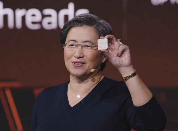 AMD CEO 리사 수 박사가 4세대 라이젠 9 5900X 프로세서를 들어보이는 모습 / AMD