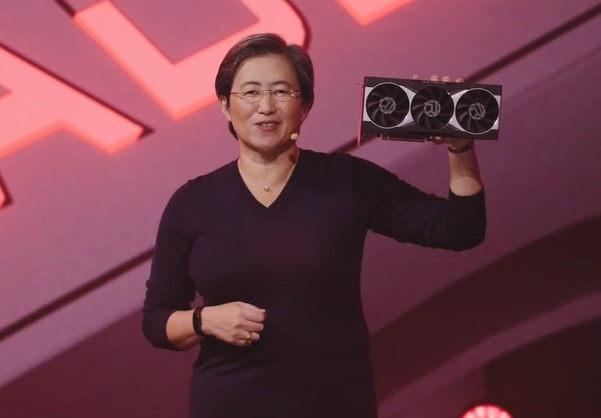 리사 수 박사가 28일 발표 예정인 차세대 ‘라데온 RX 6000 시리즈’ 그래픽카드를 들어보이고 있다. / AMD