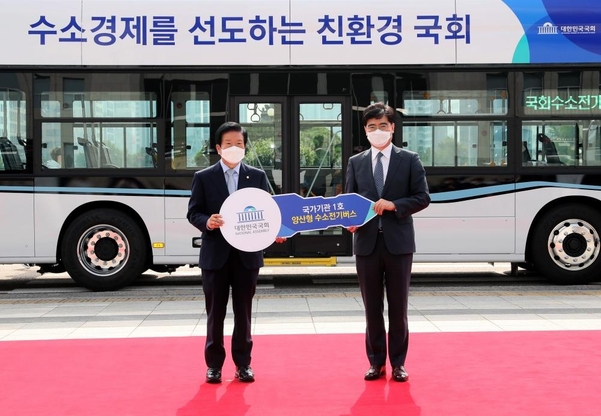 (왼쪽부터) 박병석 국회의장과 공영운 현대자동차 사장이 12일 국회 본관 앞에서 열린 수소전기버스 시승회에서 기념촬영에 나섰다. / 현대자동차