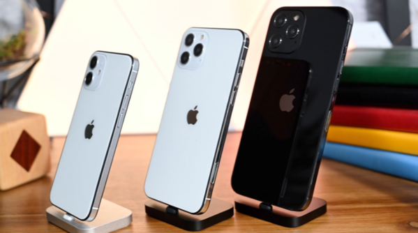 왼쪽부터 5.4인치 아이폰12 미니와 6.1인치 아이폰12프로, 6.7인치 아이폰12프로 맥스. 고급형 모델인 아이폰12프로와 아이폰12프로 맥스에는 트리플 카메라가 탑재될 예정이다. / 애플인사이더