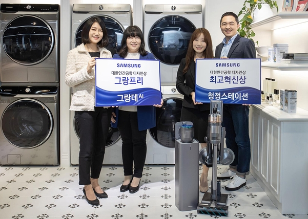삼성전자 직원이 서울 강남에 위치한 삼성디지털프라자 강남본점에서 2020년 인간공학디자인상에 선정된 그랑데 AI 세탁기·건조기와 청정스테이션을 소개하고 있다. / 삼성전자