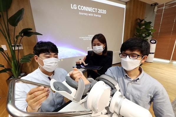 LG 커넥트에 참가한 에이치로보틱스 관계자가 재활 보조용 로봇 수트를 시연하고 있다./ LG