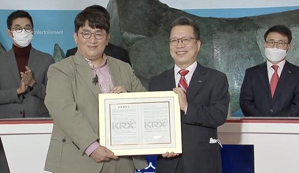방시혁 빅히트 엔터 의장(왼쪽), 정지원 한국거래소 이사장. / 유튜브