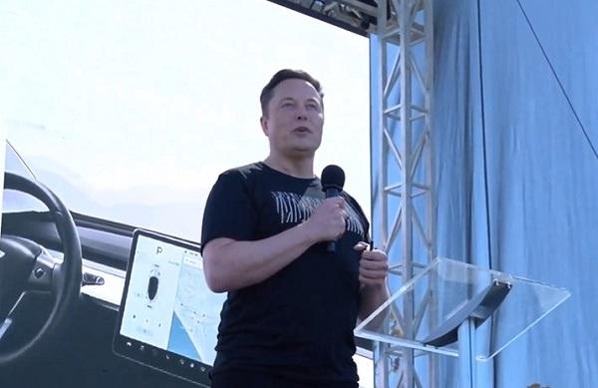일론 머스크 테슬라 CEO가 9월 22일(현지시각) 미국 실리콘밸리 프리몬트 공장 주차장에서 진행 중인 배터리 데이에서 발표를 하고 있다/ 유튜브