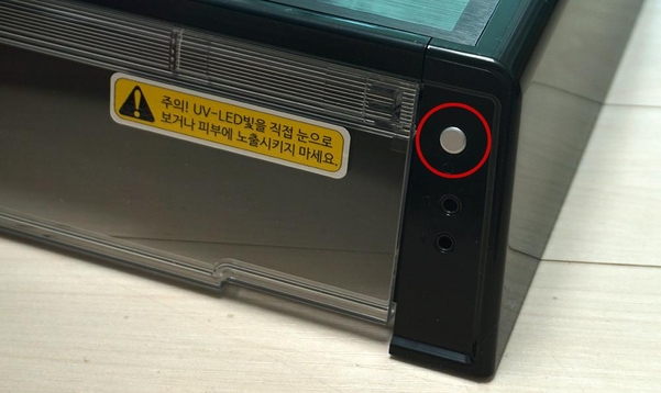제품 오른쪽에 달린 전원 버튼과 안전한 사용을 위한 경고 문구 스티커 / 최용석 기자