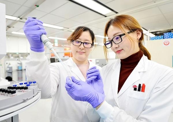 LG화학 미래기술연구센터 연구원들이 신규 개발한 생분해성 신소재의 물성을 테스트하고 있다./ LG화학