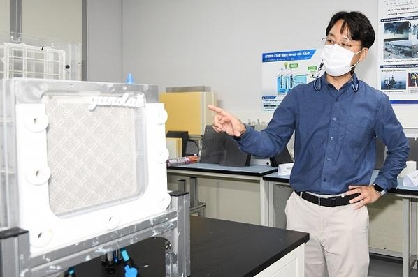김건태 UNIST 교수가 ‘금속 이산화탄소 배터리 시스템’에 대해 설명하고 있다./ SK이노베이션