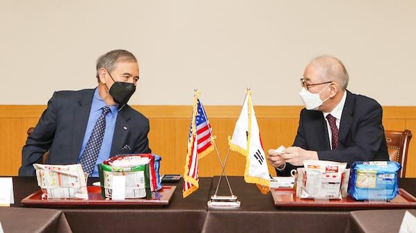 해리 해리스 주한미국대사(왼쪽), 박준 농심 대표. / 오리온홀딩스