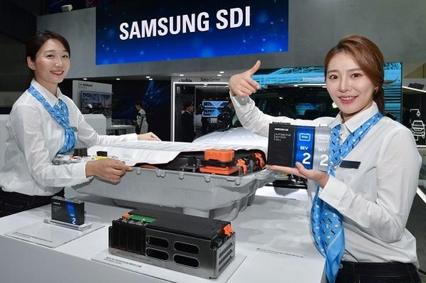 삼성SDI 직원들이 인터배터리 2019 산업전에서 배터리 제품을 소개하고 있다/ 삼성SDI