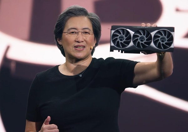 AMD CEO 리사 수 박사가 라데온 RX 6900 XT 그래픽카드를 소개하는 모습 / AMD