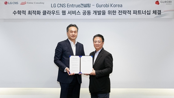 이근형 LG CNS 엔트루컨설팅 담당, 홍기원 그로비코리아 대표(왼쪽부터) / LG CNS