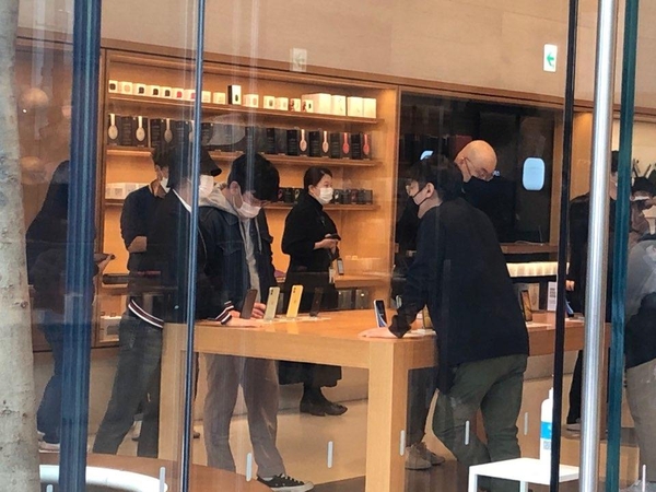 애플 가로수길 매장에서 아이폰 구매를 진행 중인 방문객 모습 / 김평화 기자