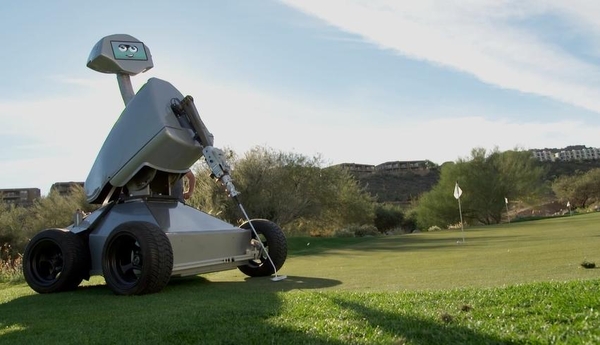 퍼팅을 하는 골프 로봇 엘드릭의 모습. 엘드릭은 인간이 구사하는 모든 샷을 그대로 재현할 수 있다. / 유튜브