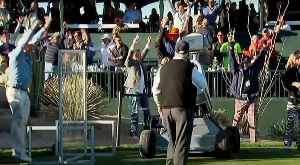 엘드릭이 홀인원을 기록한 후 갤러리들이 환호성을 지르며 기뻐하는 모습  / PGA 투어 동영상 캡처
