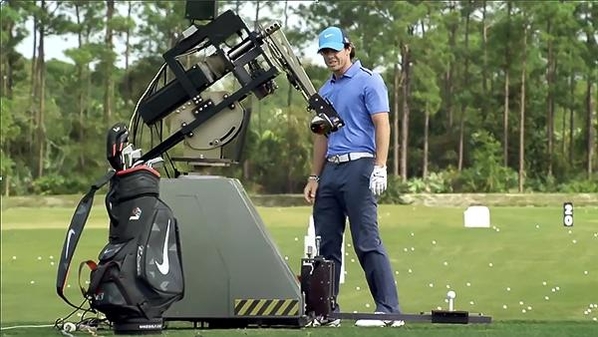 2013년 유러피언 투어가 진행한 광고 캠페인에서 로리 매킬로이가 골프 로봇을 살펴보는 모습  / 유러피언 투어 유튜브 영상 캡처