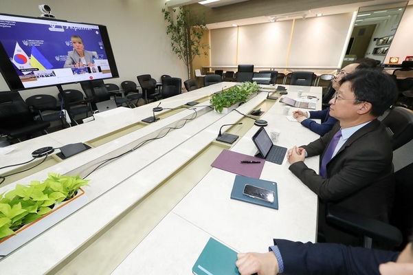 김영우 KT 김영우 글로벌사업본부장(오른쪽 두 번째)과 올가 부스라뷔에트 우크라이나 에너지부 장관(화면)이 화상으로 MOU를 체결하는 모습 / KT
