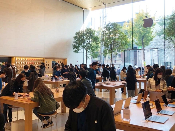 애플이 아이폰12와 아이폰12프로를 출시한 10월 30일 애플 가로수길 매장 모습 / 김평화 기자