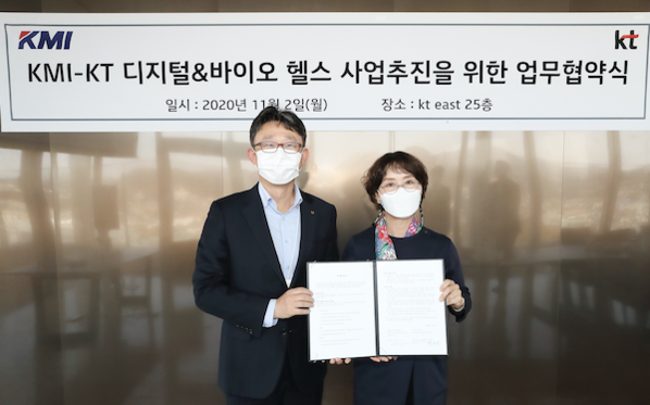 (왼쪽부터) 박윤영 KT 기업부문장과 김순이 KMI 한국의학연구소 이사장이 기념사진을 찍고 있다./KT