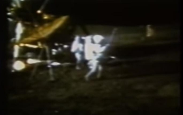  우주복을 입은 앨런 셰퍼드가 달에서 샷을 하고 있는 모습./NASA 유튜브