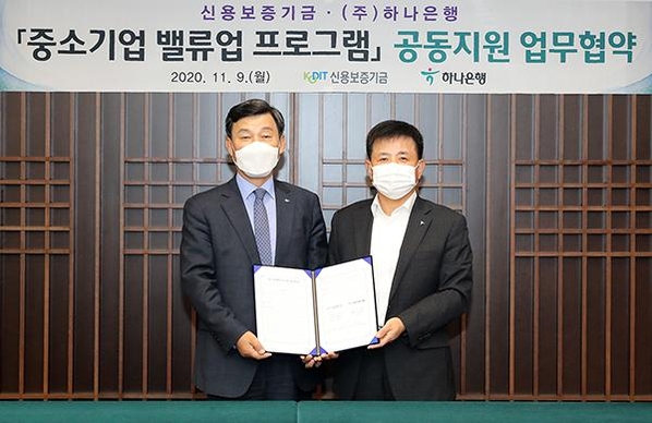박승오 하나은행 여신그룹장(오른쪽)과 최창석 신용보증기금 이사와 협약을 체결하고 기념촬영을 하고 있다. / 하나은행