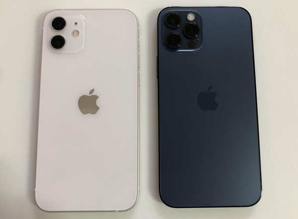 왼쪽부터 아이폰12 화이트 색상과 아이폰12프로 퍼시픽 블루 색상 / 김평화 기자
