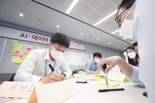 AI원팀 기업실무형 AI·데이터 분석 과정’에 참석한 한국투자증권 직원들 / KT