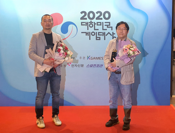 V4로 대상을 수상한 손면석 넷게임즈 PD(왼쪽), 박용현 넷게임즈 대표의 모습 / 오시영 기자