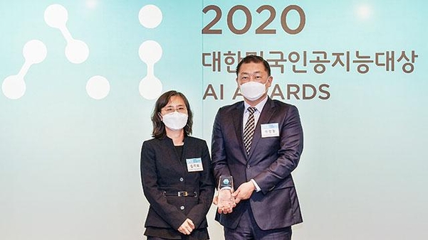 김지희 동국대학교 학과장(왼쪽·심사위원)과 박현철 제이제이모터스 부사장. /IT조선