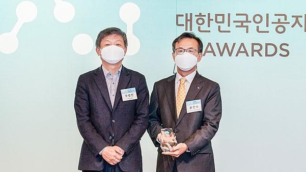 우병현 IT조선 대표(왼쪽)와 윤진수 국민은행 전무. /IT조선