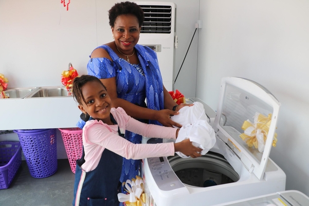 나이지리아 베닌시 주민들이 LG전자가 마련한 무료 세탁방을 이용하고 있다. / LG전자