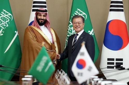 2019년 6월 한국을 방문한 무함마드 빈 살만 왕세자(왼쪽)가 문재인 대통령과 기념사진을 찍는 모습 / 청와대