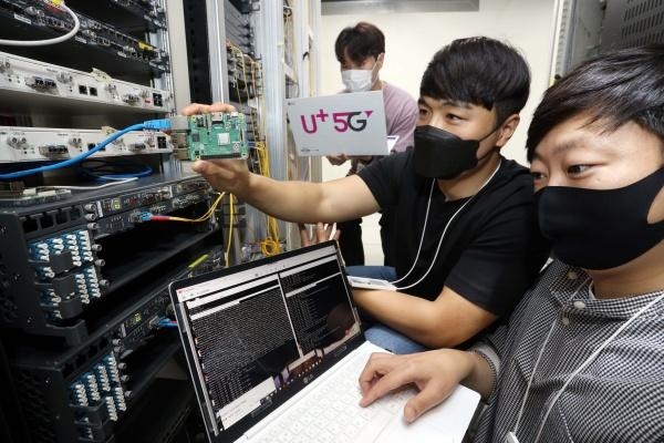 LG유플러스 직원들이 양자내성암호 기술을 검증하고 있는 모습 / LG유플러스