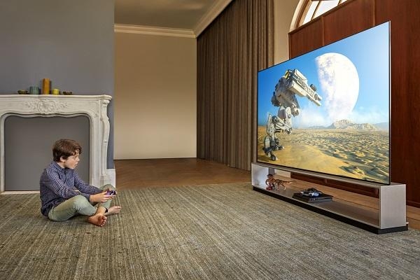 LG전자 모델이 LG 올레드 TV(모델명 ZX)를 활용해 게임을 즐기고 있다./ LG전자