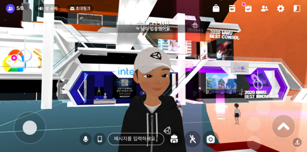 제페토 앱 내 유나이트 서울 가상 전시관을 방문한 모습 / 오시영 기자