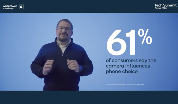 아몬 사장이 기조 연설에서 소비자의 61%가 스마트폰을 살 때 카메라 기능을 살핀다는 점을 설명하는 모습. 그는 이같은 이유로 퀄컴이 스냅드래곤 시리즈에서 스마트폰 카메라 기능 향상에 주목했다고 밝혔다. / 퀄컴 홈페이지