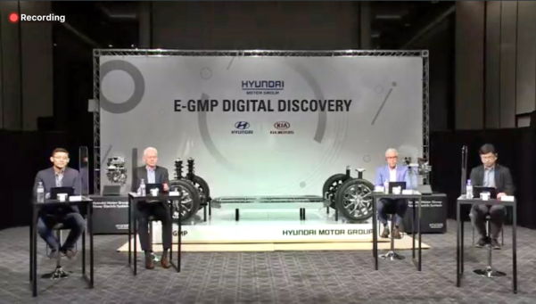 알버트 비어만 현대차그룹 연구개발본부장 사장(왼쪽 두번째)이 2일 온라인으로 진행된 전기차 전용 플랫폼 ‘E-GMP’ 기자 간담회에서 기자들의 질문에 답하고 있다. / 유튜브 영상 갈무리